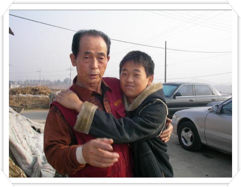 여전히 할아버지를 사랑하는 승완이. " 승완아~ 중학교 2학년이 되는 새해에도 건강하고, 할아버지께 안부 전화 자주 하기다" 